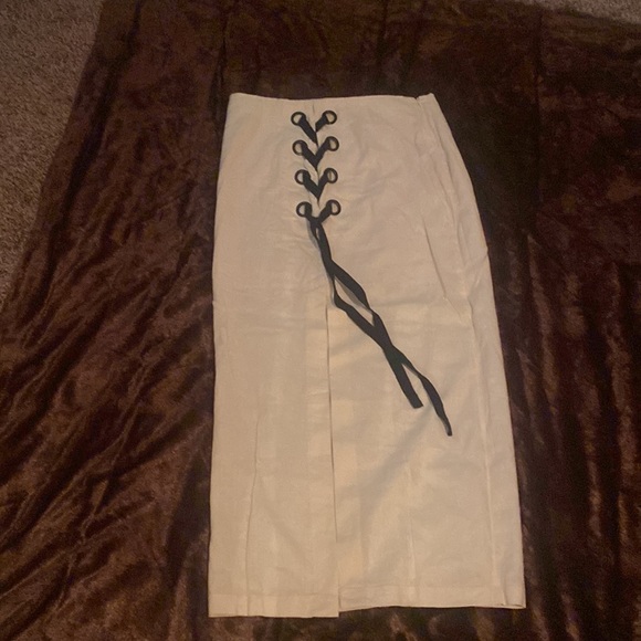 Zippered back, ankle length, laced up side with a long split. - Picture 5 of 5